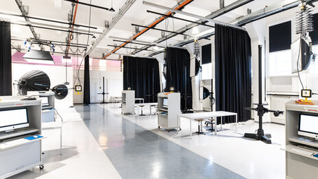 Room shot of the photo studio of the Faculty of Design with various equipment.