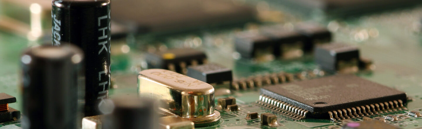 Foto einer Computerplatine mit Mikrocontroller und Kondensatoren.