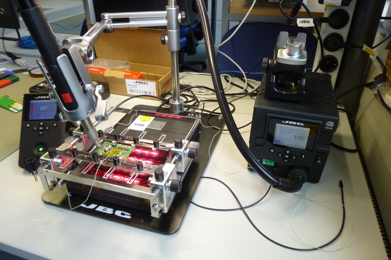 Foto einer SMD-Repair Station und einer selbst erstellten Mikrocontroller-Platine.