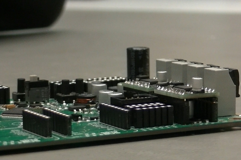 Foto des Mikrocontroller-Boards „Dorobo“ für Robotikausbildung.