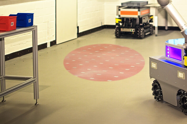 Abbildung von den Sende- und Empfangseinheiten im Boden des Roboter-Labors__Picture of the transmitting and receiving units in the floor of the robot laboratory