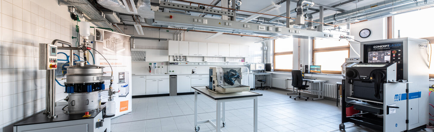 Raumaufnahme des Labors für Metall-3D-Druck des Fachbereichs Maschinenbau.