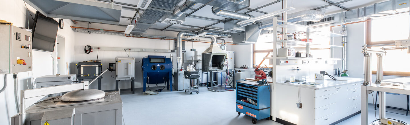 Raumaufnahme des Labors für Oberflächentechnik des Fachbereichs Maschinenbau mit diversen Geräten.