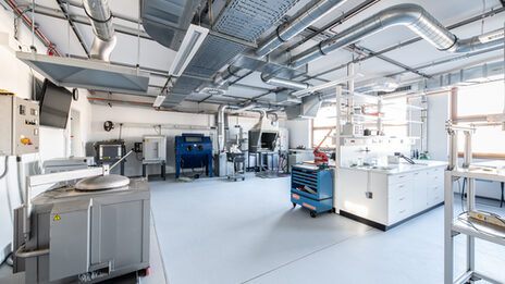 Raumaufnahme des Labors für Oberflächentechnik des Fachbereichs Maschinenbau mit diversen Geräten.
