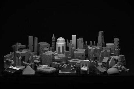Schwarz-weiße Gesamtansicht der filigranen Filigrane Betonskulpturen als Ergebnis der Übung "Miniatur-Architektur". Die Zusammensetzung der Skulpturen erinnert an eine Stadt. Die einzelnen Skulpturen bilden Gebäude und Sehenswürdigkeiten ab.