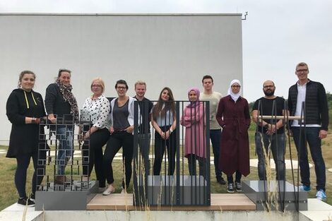 Gruppenfoto der Teilnehmenden Studierenden auf dem Campus mit drei Geländer-Prototypen.