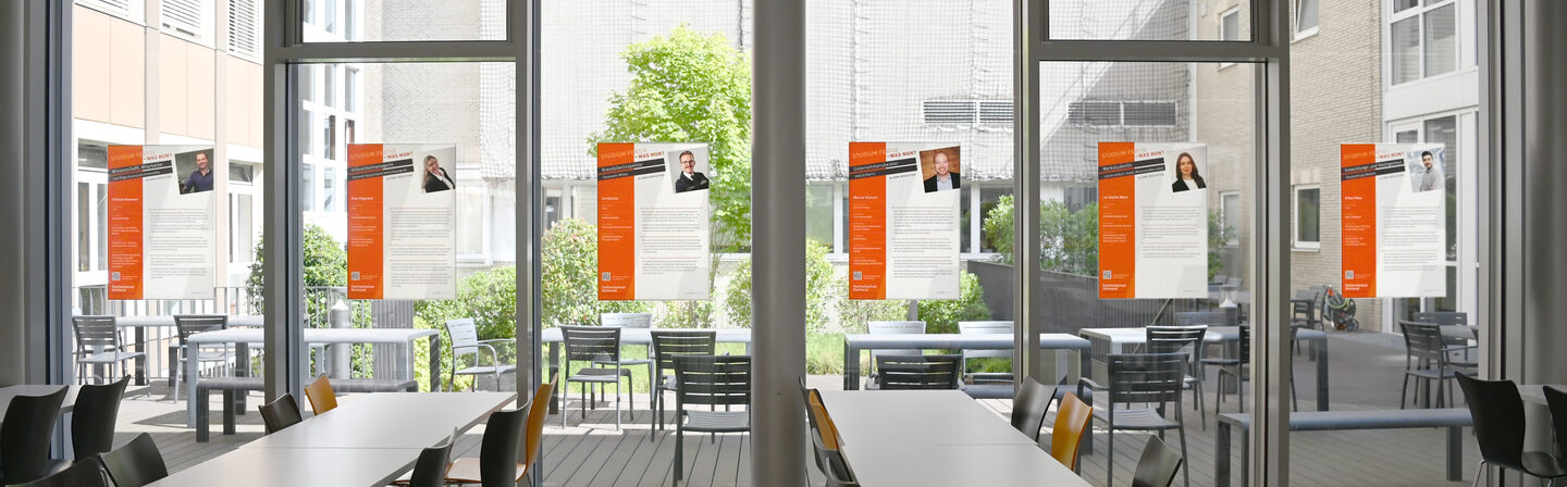 Mehrere Plakate an Fensterscheiben