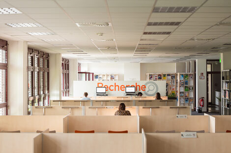 Foto von Studierenden, die im Lesesaal der Bibliothek lernen.