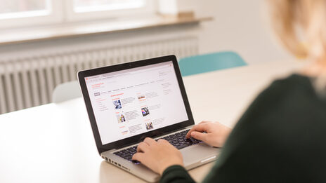 Foto einer Studentin, die am Laptop die Website der Fachhochschule Dortmund besucht. __ A student visits the Dortmund University of Applied Sciences website on her laptop.