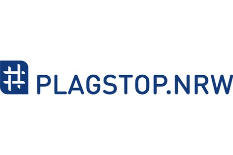 Logo des Projekts PlagStop.nrw, links ein weißes Rautezeichen auf blauem Hintergrund, rechts daneben in Großbuchstaben PLAGSTOP.NRW