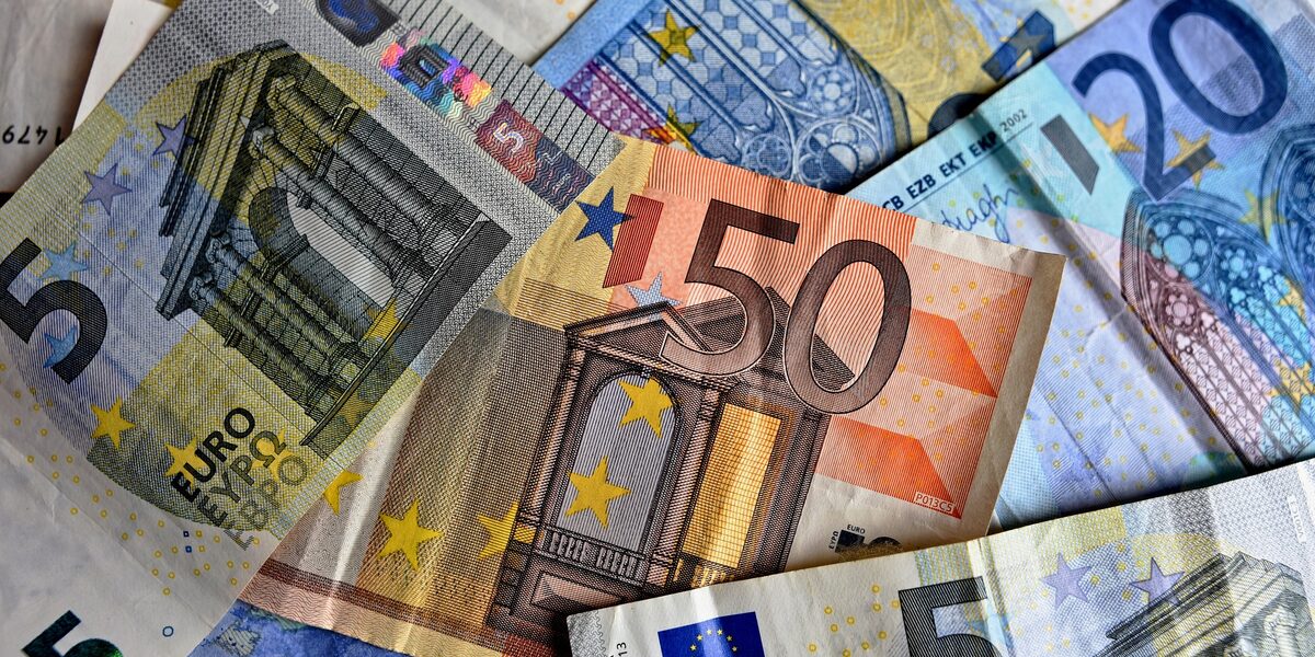 gemischte Euro-Geldscheine als Symbolbild