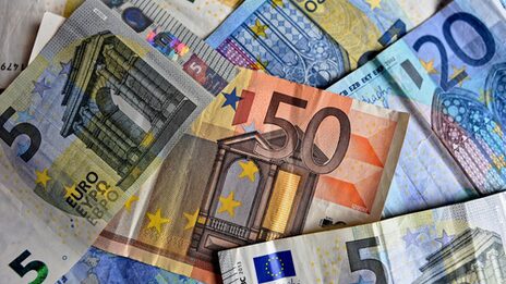 gemischte Euro-Geldscheine als Symbolbild