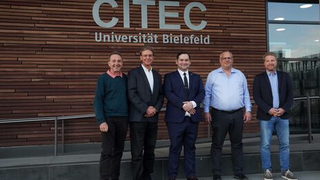 Gruppenbild vor dem CITEC-Gebäude.<br>Die Namen von Links nach Rechts: Herr Prof. Dr.-Ing. Franz Kummert (CITEC, Universität Bielefeld), Herr Prof. Dr.-Ing. Ulrich Rückert (CITEC, Universität Bielefeld), Herr Lukas Krawczyk, Herr Prof. Dr.-Ing. Carsten Wolff, Herr Dr.-Ing. Sebastian Wrede (CITEC, Universität Bielefeld)