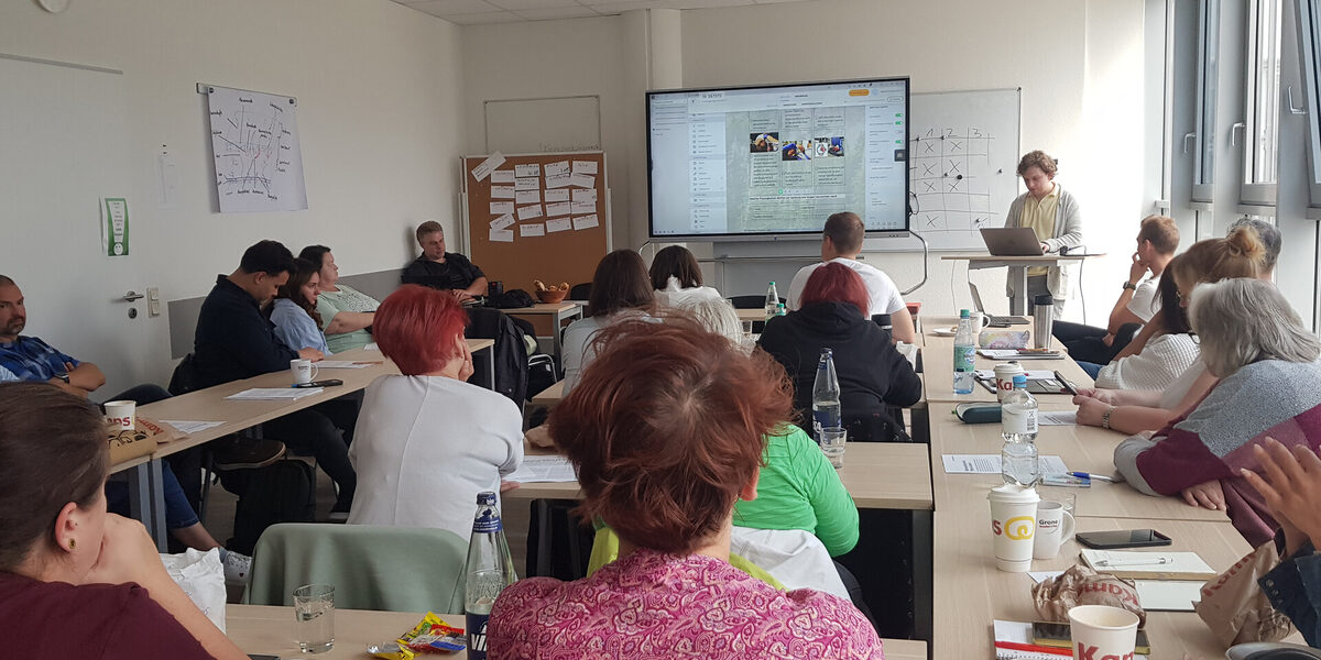 Leon Sachweh und Marcel Mitas (Fachhochschule Dortmund) und Ansgar Rahmacher (mpool consulting GmbH) zeigen die Funktionsweise von VR-Brillen und weiteren Assistenzsystemen.