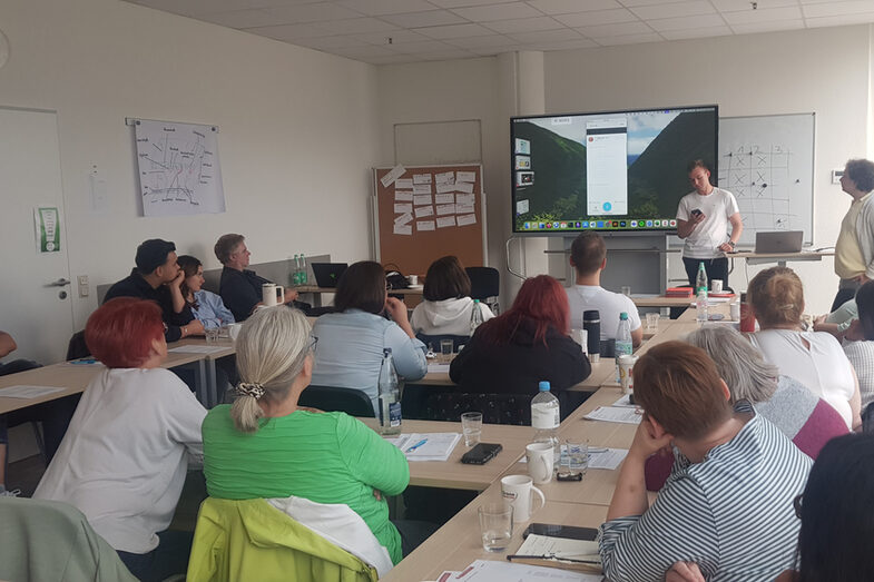 Leon Sachweh und Marcel Mitas (Fachhochschule Dortmund) und Ansgar Rahmacher (mpool consulting GmbH) zeigen die Funktionsweise von VR-Brillen und weiteren Assistenzsystemen.