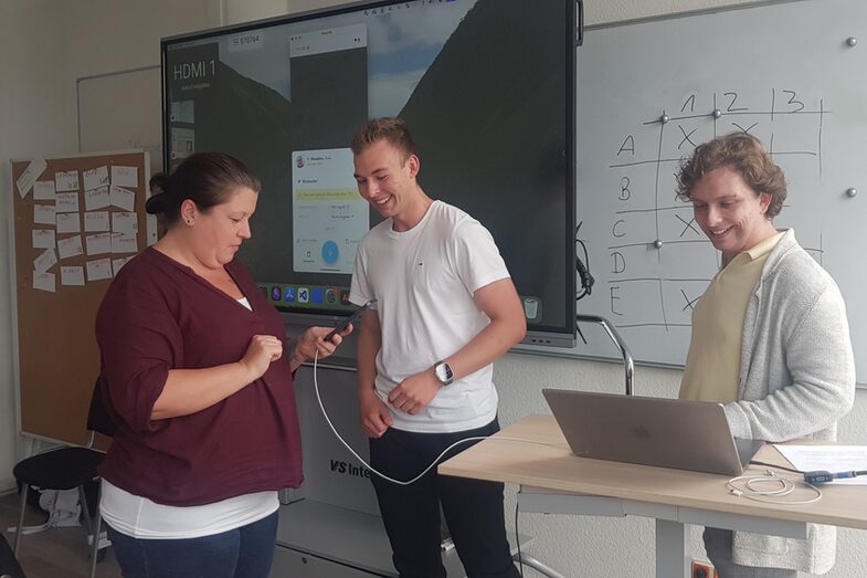 Leon Sachweh und Marcel Mitas (Fachhochschule Dortmund) und Ansgar Rahmacher (mpool consulting GmbH) zeigen die Funktionsweise von VR-Brillen und weiteren Assistenzsystemen.