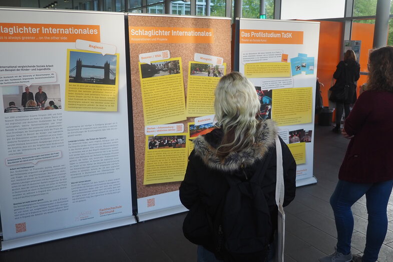 Impressions of the exhibition "75 years of social work in Dortmund". You can see some of the charts exhibited in the picture in the Kostbar.