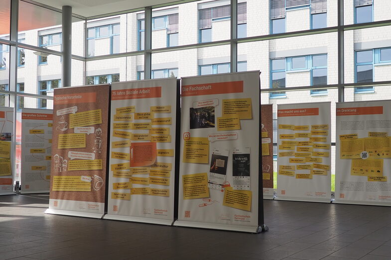 Impressionen der Ausstellung "75 Jahre Soziale Arbeit am Standort" Dortmund. Zu sehen sind einige der ausgestellten Charts, die auf dem Bild in der Kostbar ausgestellt sind.
