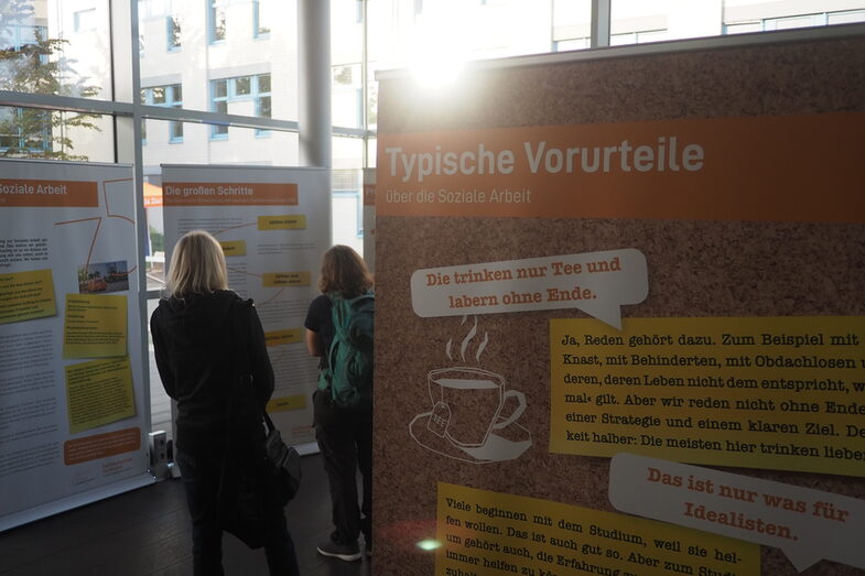 Impressions of the exhibition "75 years of social work in Dortmund". You can see some of the charts exhibited in the picture in the Kostbar.