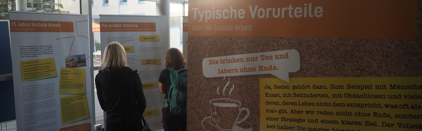 Impressionen der Ausstellung "75 Jahre Soziale Arbeit am Standort" Dortmund. Zu sehen sind einige der ausgestellten Charts, die auf dem Bild in der Kostbar ausgestellt sind.