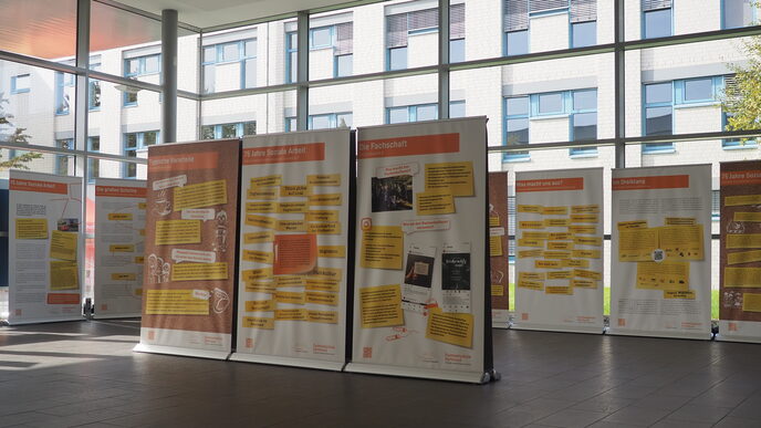 Impressions of the exhibition "75 years of social work in Dortmund". You can see some of the charts exhibited in the picture in the Kostbar.