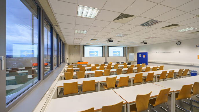 Foto von einem Seminarraum bzw. Vorlesungsraum in der Emil-Figge-Straße 44, ohne Menschen.__Seminar room or lecture room at Emil-Figge-Straße 44, no people.