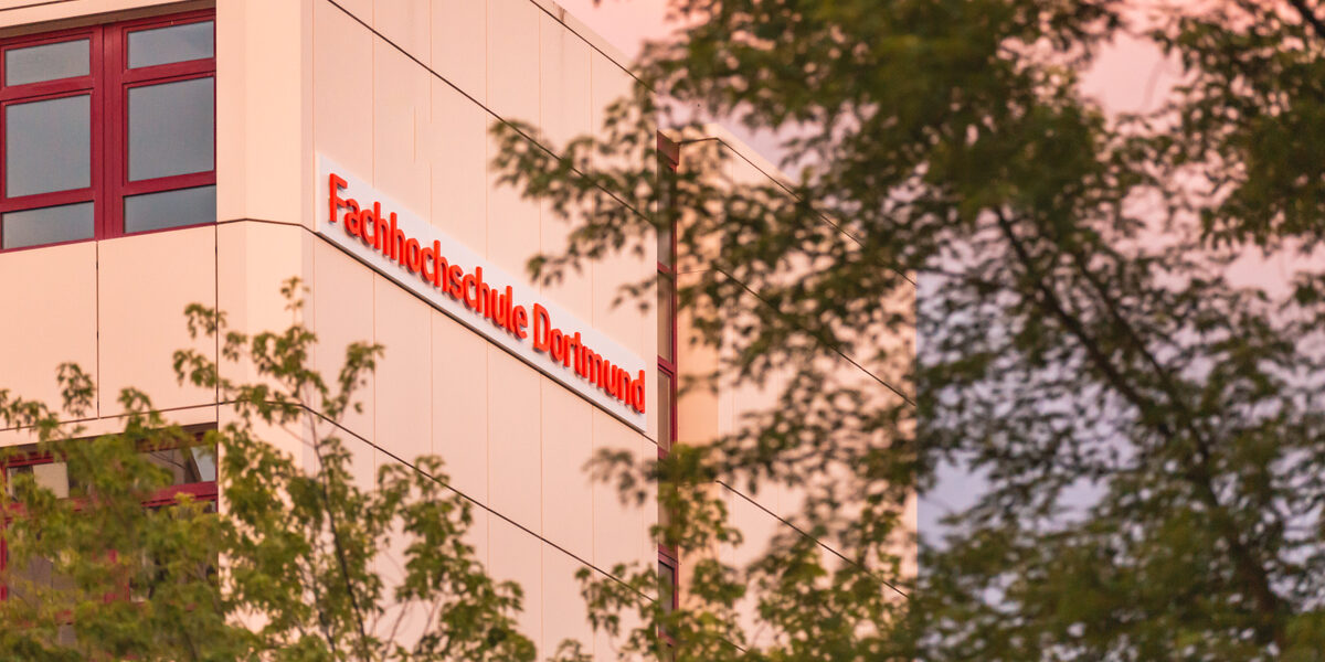 Photo of the "Fachhochschule Dortmund" logo on the building at Emil-Figge-Straße 44.