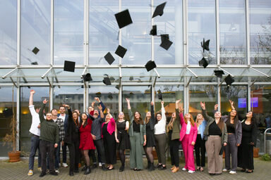 The graduates let their hats fly outside the Faculty of Architecture.