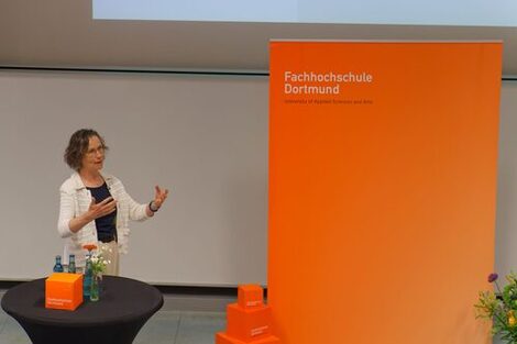 Prof. Dr. Kunau during her speech to alumni
