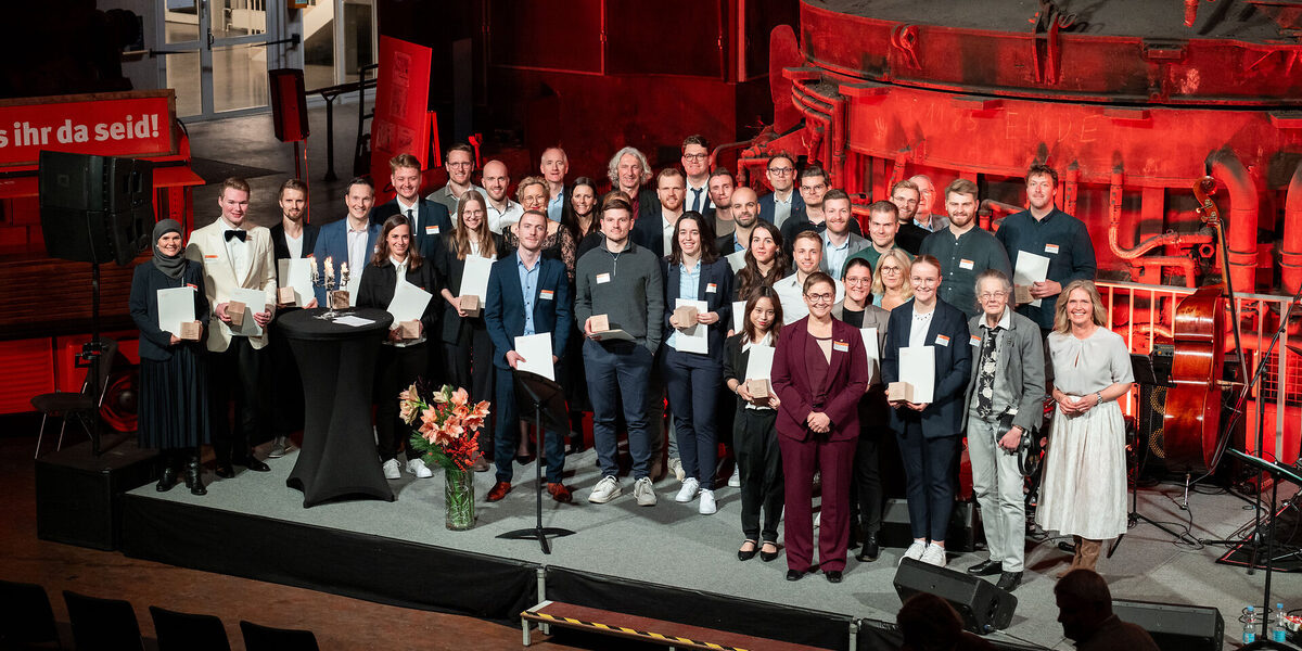 Viele Menschen stehen vor dem Hochofen der DASA-Stahlhalle auf der Bühne.