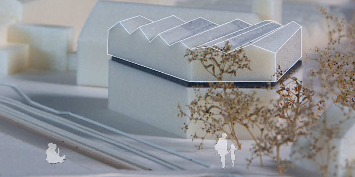 Architekturmodell mit Fokus auf den neuen Baukörper mit unterschiedlich geneigten Satteldächern
