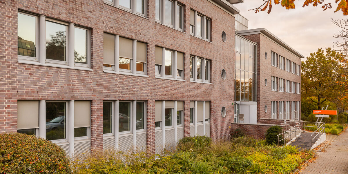 Photo of the entrance to the building at Joseph-von-Fraunhofer-straße 23 of Fachhochschule Dortmund.