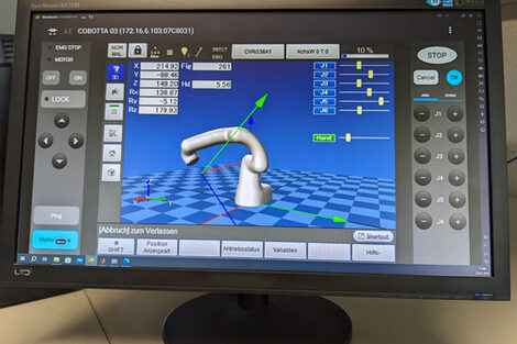 Auf einem PC-Monitor ist die Steuerung eines Roboter-Arms zu erkennen.