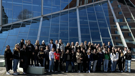 Gruppenfoto aller TeilnehmerInnen und mitwirkenden DozentInnen beider Partnerhochschulen (insgesamt ca. 50 Personen) vor dem Campus Hogeschoollaan 1 in Breda (NL) der Avans University of Applied Sciences.