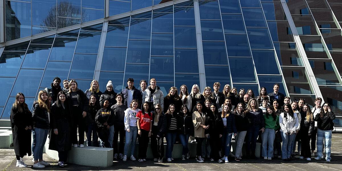 Group photo of all participants and participating lecturers from both partner universities (approx. 50 people in total) in front of the Hogeschoollaan 1 campus in Breda (NL) of the Avans University of Applied Sciences.