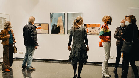 Bilder von Sarah Köster hängen im Kunstmuseum Hattingen an der Wand. Menschen betrachten sie.
