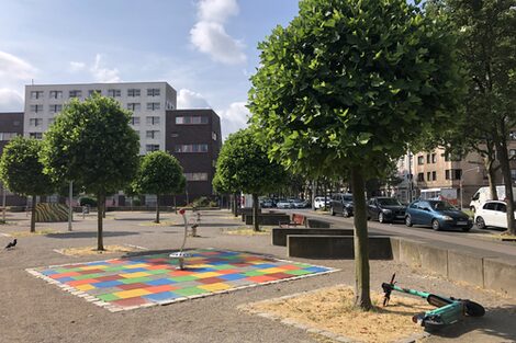 There is a colorful play area for children on Mehmet-Kubasik-Platz.