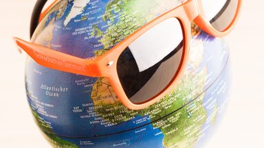 Foto eines Globus, der eine FH-Sonnenbrille trägt.
