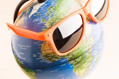 Foto eines Globus, der eine FH-Sonnenbrille trägt.
