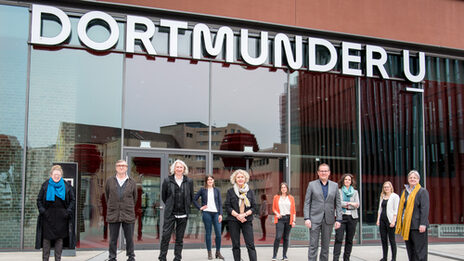 Mehrere Personen stehen mit Abstand zueinander vor dem Eingangsbereich am Dortmunder U.
