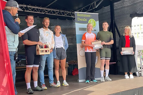 Mehrere Personen stehen nebeneinander auf einer Bühne.