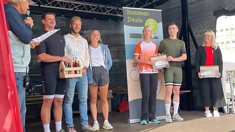 Mehrere Personen stehen nebeneinander auf einer Bühne.