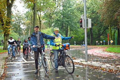 Menschen fahren auf Fahrrädern
