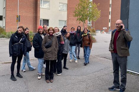 Sozialarbeitende des Stadtteils führen Studierende durch Andersberg