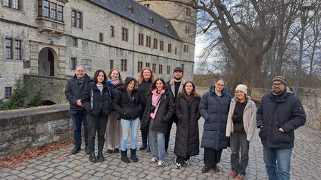 Studierende und Prof. Dr. Maik Wunder im Gruppenbild vor der Wewelsburg