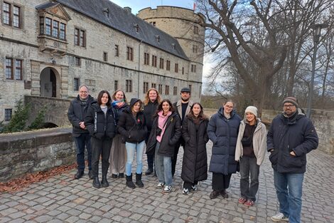 Studierende und Prof. Dr. Maik Wunder im Gruppenbild vor der Wewelsburg