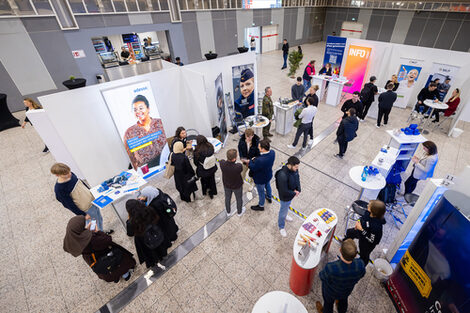 Blick aus der Vogelperspektive auf die Messestände.