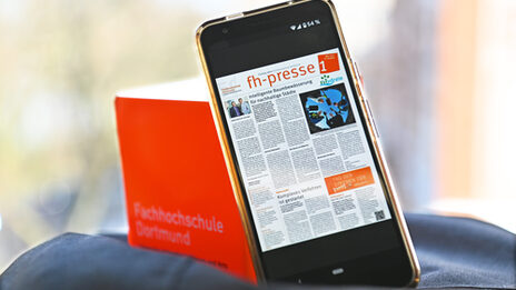 Die Titelseite der "fh presse" Ausgabe 1/2022 auf einem Smartphone.