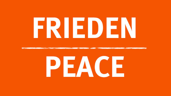 Auf orangefarbenem Hintergrund stehen die Worte Frieden und Peace