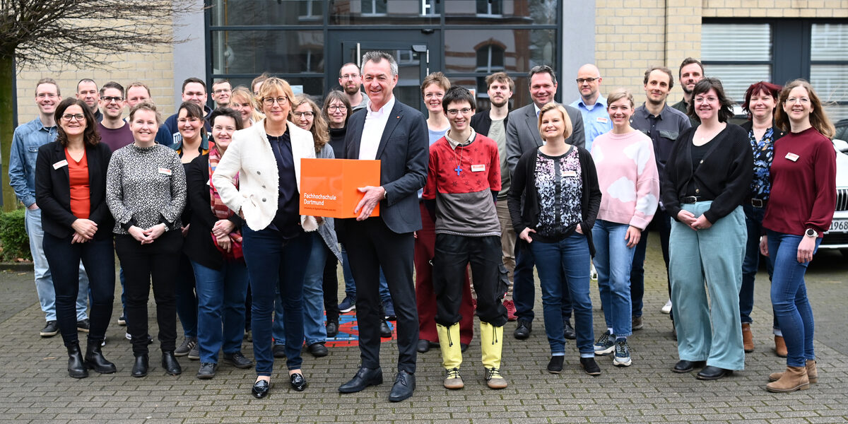 Gruppenfoto vor einem FH-Gebäude im Innenhof